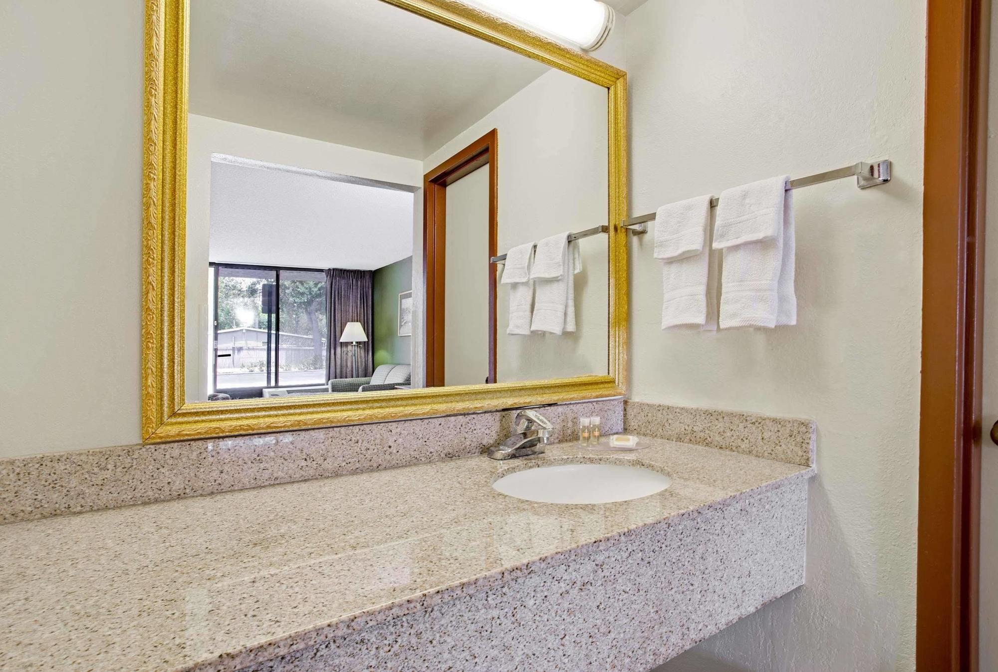 Days Inn By Wyndham Bradenton - Near The Gulf Extérieur photo